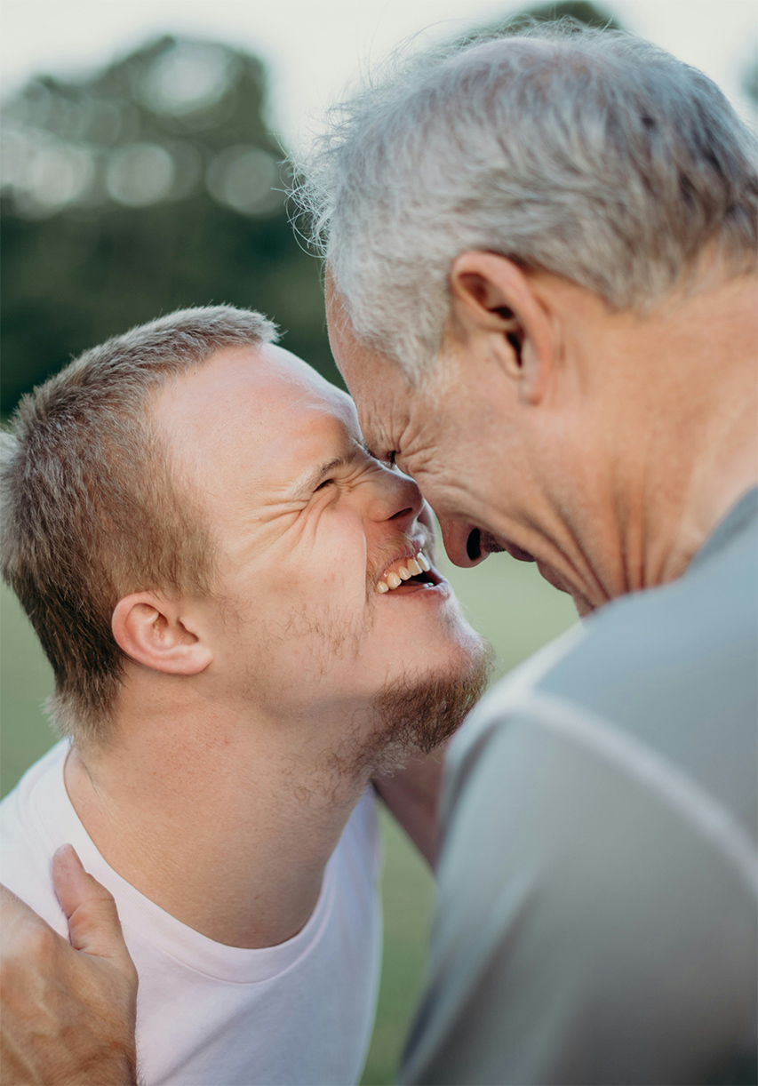 Deux personnes qui se regardent dans les yeux et qui se sourient