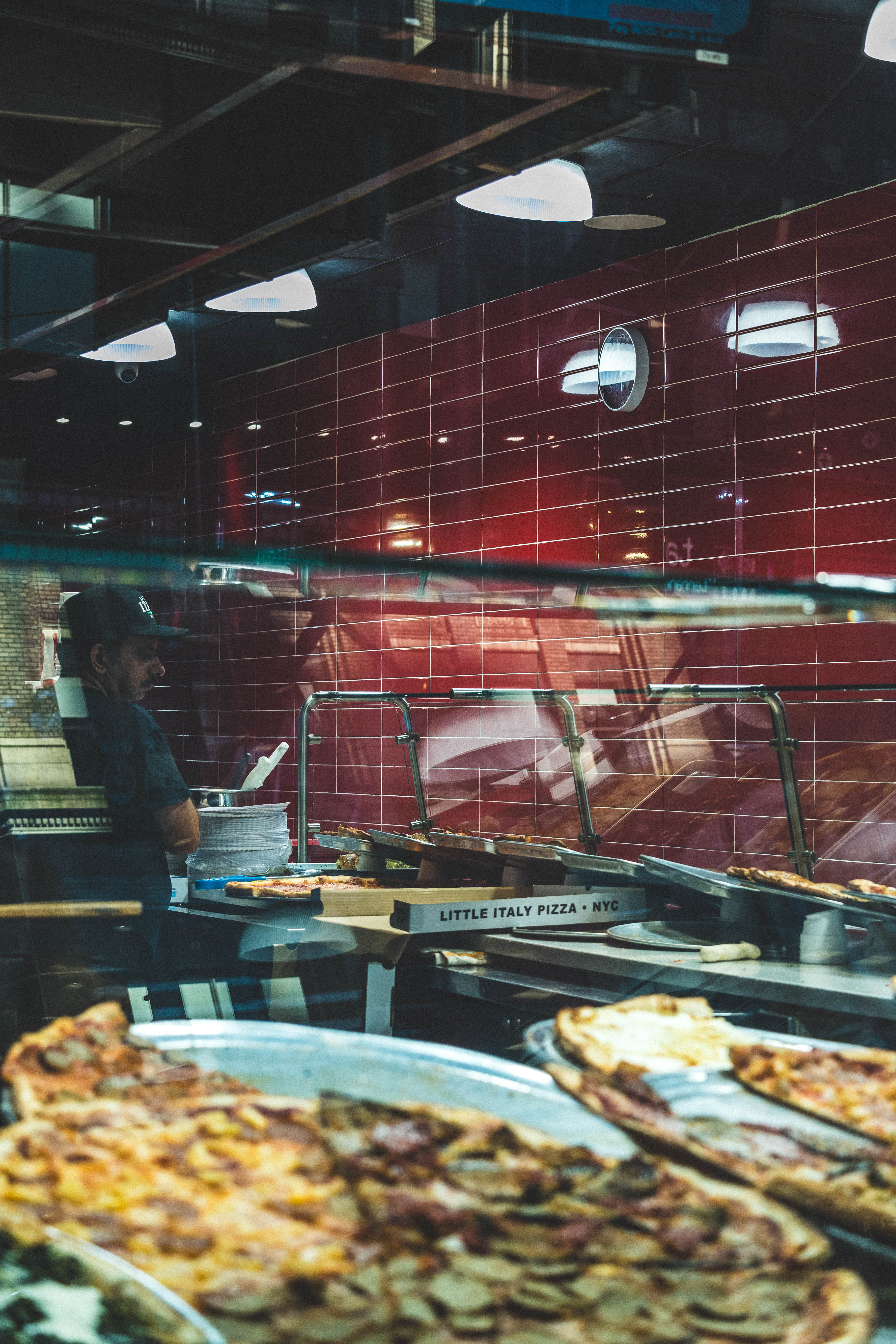 Reflets dans une pizzeria new-yorkaise