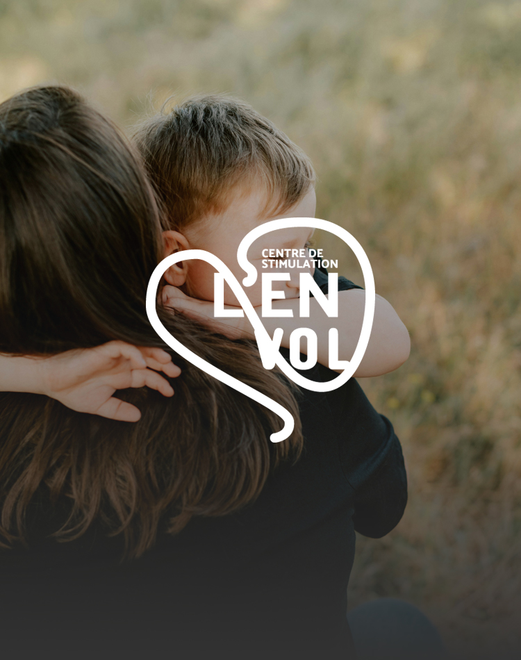 Une mère qui tient son enfant dans ses bras