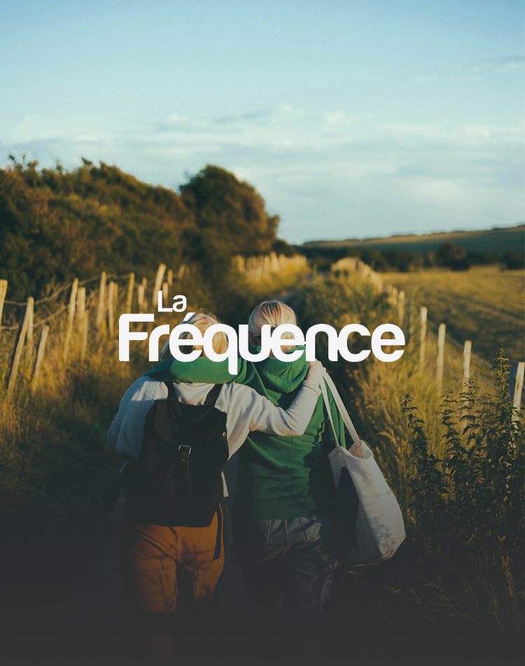 Deux jeunes personnes qui marchent sur un chemin