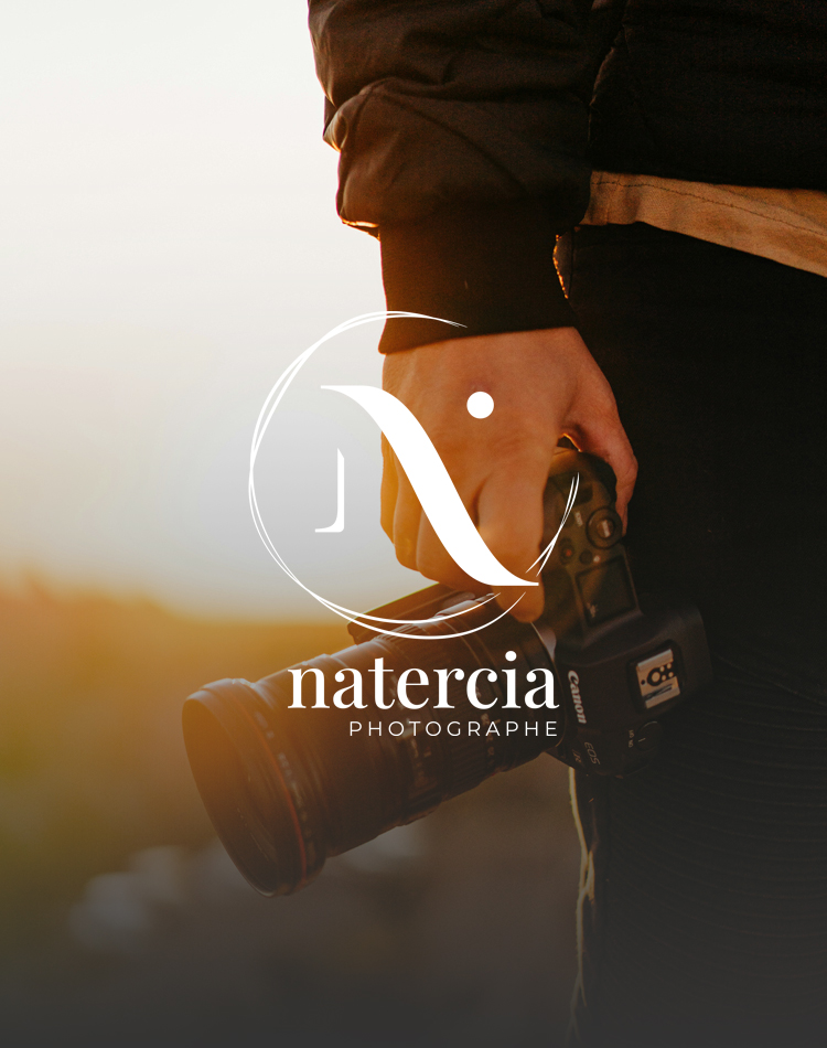 Personne qui tient un appareil photo